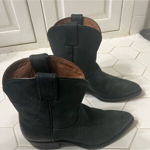 Frye style 71440 short black western pull on.